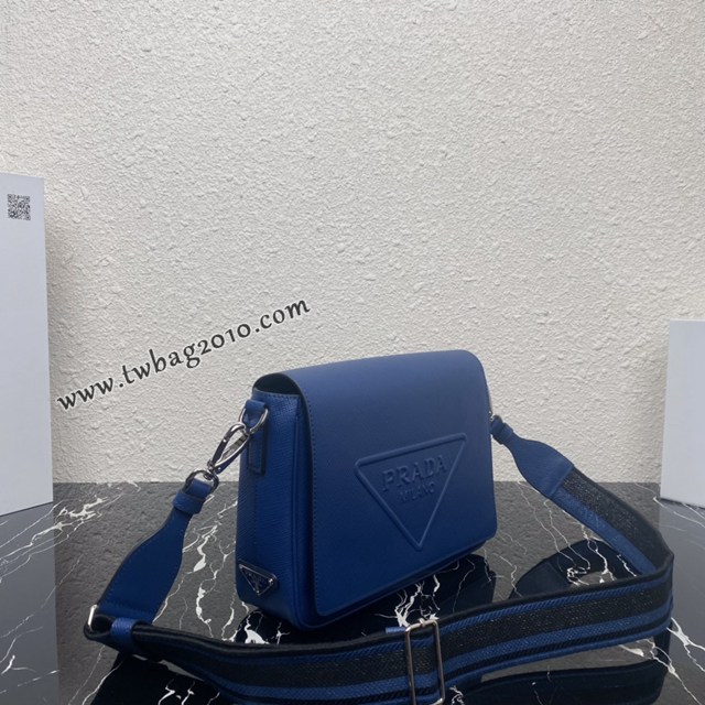 Prada專櫃新款刺繡織帶男斜跨包 2VD046 普拉達Saffiano皮革時尚翻蓋男士單肩包 csp1307